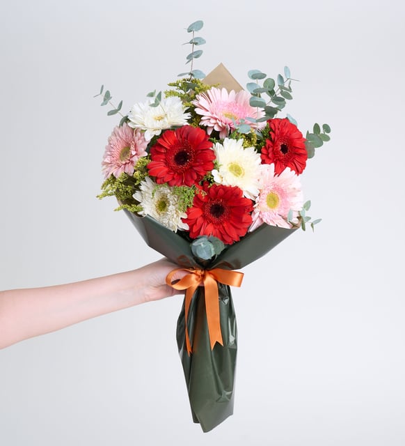 Siyah Ambalajlı Renkli Gerbera Buketi