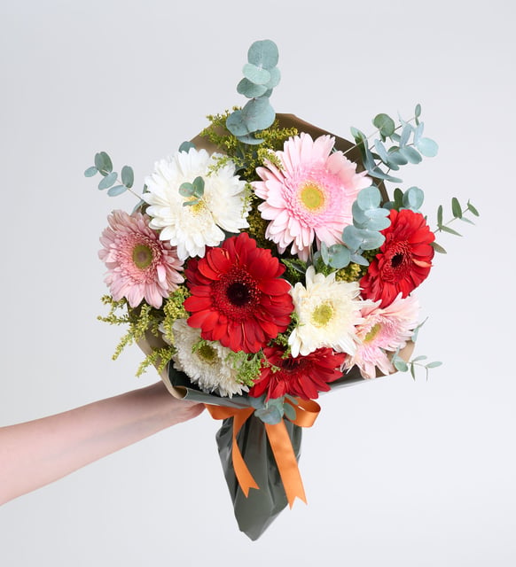 Siyah Ambalajlı Renkli Gerbera Buketi