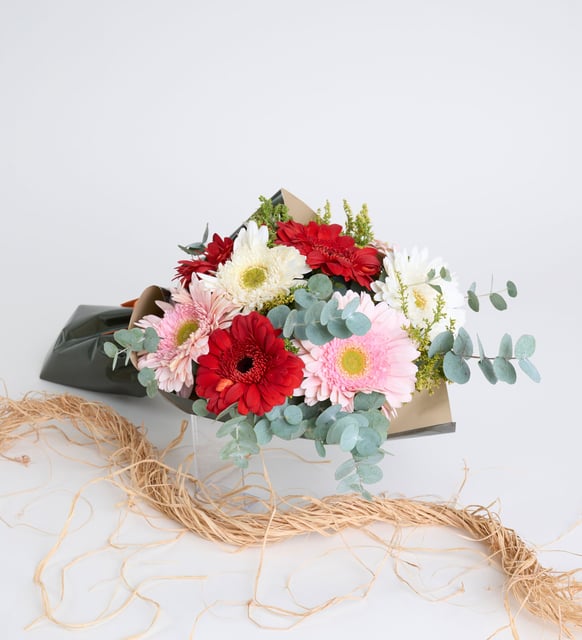 Siyah Ambalajlı Renkli Gerbera Buketi